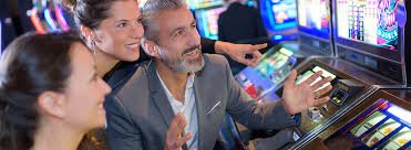 Layar fitur bonus Wolf Gold dengan putaran gratis dan simbol wild diperluas